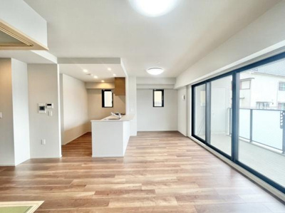 【居間・リビング】 | グランクラッセ上野芝向ヶ丘 | 16.7帖のLDKと隣接した4.5帖の和室。
和室は、リビングから目が届く場所なので、お子様の遊び部屋・お昼寝スペースとして使うのもオススメです♪