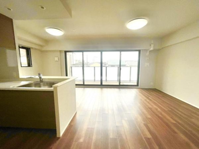 【居間・リビング】 | グランクラッセ上野芝向ヶ丘 | 室内にいても、たっぷりの陽光と爽やかな風を感じて頂ける、開放感あふれるリビングです。
ご家族と穏やかに過ごす、心地の良い時間が流れます。