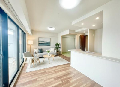 【居間・リビング】 | グランクラッセ上野芝向ヶ丘 | 【家具配置イメージ画像】ラグやソファで雰囲気を変えたりいろんなアレンジが楽しめます！