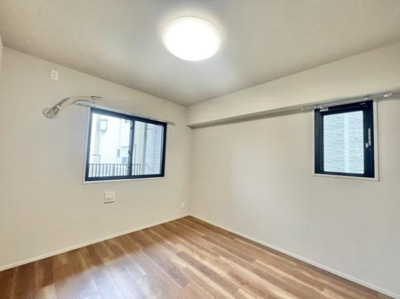 【洋室】 | グランクラッセ上野芝向ヶ丘 | 光が沢山取り込める大きな窓。2面採光なので、日差しを長時間受ける事が出来る暖かいお部屋です。