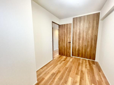 【洋室】 | グランクラッセ上野芝向ヶ丘 | 家族一人ひとりの大切なプライベート空間。趣味に合わせて使って頂けるようシンプルに仕上げてあります。暮らし心地を大きく左右する収納を、適材適所に配置し使い勝手を考慮しました。