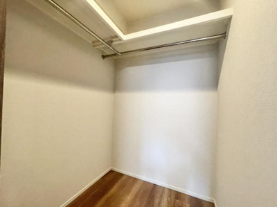 【収納】 | グランクラッセ上野芝向ヶ丘 | お洋服を大切にされる方に大変喜ばれる、憧れのウォークインクローゼット。
お洋服以外にも掃除機やスーツケースなどを一箇所に集約できるのは魅力ですね！
扉が一箇所ですので、お部屋の見た目にもスッキリ！