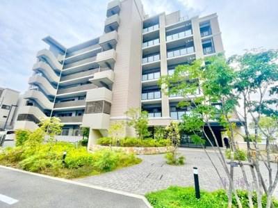 【外観】 | グランクラッセ上野芝向ヶ丘 | 流行に左右されず、将来にわたって価値が継続する「上質」な佇まい。おしゃれな雰囲気や自然の潤い、親しみやすさといった暮らしを豊かにしてくれる住空間です。