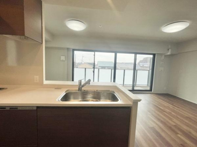 【キッチン】 | グランクラッセ上野芝向ヶ丘 | ☆カウンターキッチンでお部屋全体を見渡しながらお料理できます♪家族での会話も増えそうですね♪☆
状態も非常に良好、リフォームなしでお使いいただけます♪
