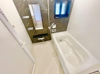 【浴室】 | グランクラッセ上野芝向ヶ丘 | 浴室は湿気がたまりやすく、換気扇だけではどうしてもカビが出てしまいやすい場所。窓があるだけで、あっという間に換気ができますのでお風呂のカビお掃除も気持ちが良いです。