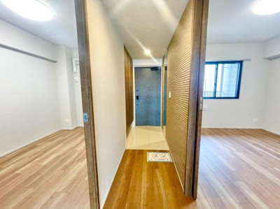 【玄関】 | グランクラッセ上野芝向ヶ丘 | シンプル且つモダンなエントランス＆ホール。ゆとりを感じさせる上質で明るい空間が住まう人や訪れる人を心地よく迎え入れてくれます。