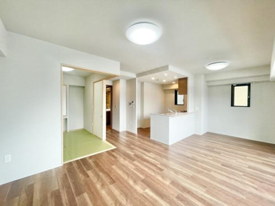 【居間・リビング】 | グランクラッセ上野芝向ヶ丘 | 家族の一体感を感じられるLDK！家族と過ごす時間を大切にする方にぴったりの住空間です♪