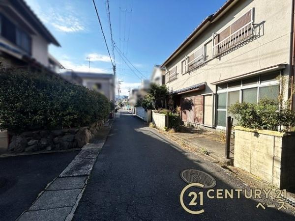 桜井市外山　一戸建の前面道路含む現地写真|道路路の高低差もなく駐車も楽々！