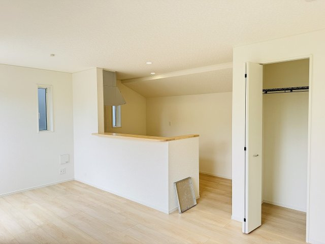 八王子市　大和田町　新築一戸建て　２５期の居間・リビング|～15.0帖の明るいLDKで、家族団欒の時間をお過ごしいただけます～