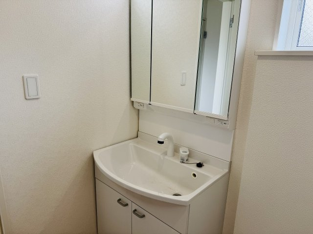 八王子市　大和田町　新築一戸建て　２５期の独立洗面台|～３面鏡付きの独立洗面台　細々している物をスッキリ収納出来ます～