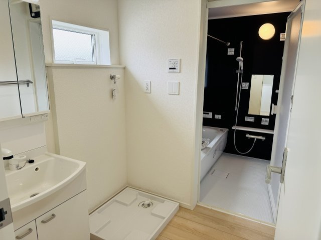 八王子市　大和田町　新築一戸建て　２５期の脱衣所|～窓付きで明るい洗面所　換気もしやすいです～