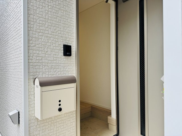 八王子市　大和田町　新築一戸建て　２５期の玄関|～玄関は安心のWロックキーを採用～