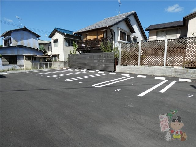 ホワイエ国富の駐車場