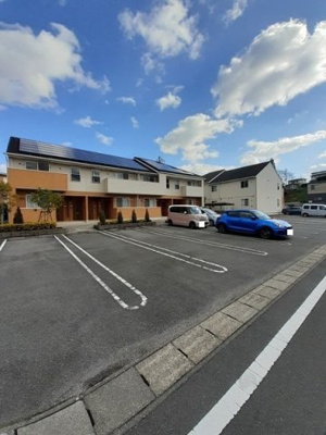 【駐車場】 | カーサ・エレガンテＢ | 駐車場があるので、車を買う予定の方も安心です