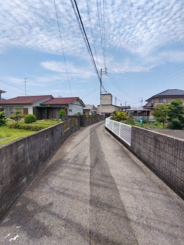 東雲町2丁目3-32　売土地の前面道路含む現地写真