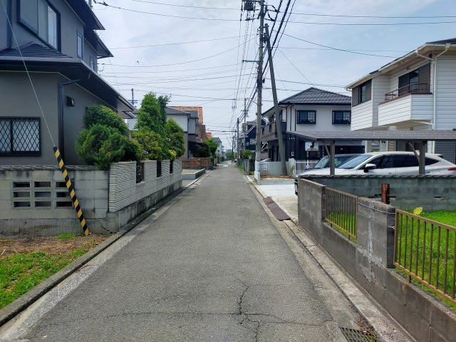 東雲町2丁目3-32　売土地の前面道路含む現地写真