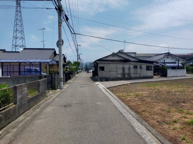 東雲町2丁目3-32　売土地の前面道路含む現地写真