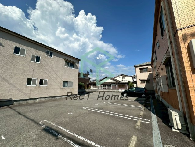 シャーメゾンアミト・マーネの駐車場