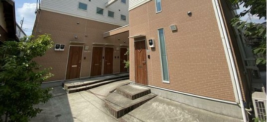 アザーレ中河原のエントランス