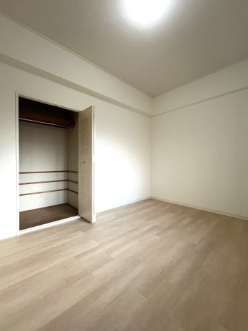 ◆ペット飼育可◆リフォーム済３ＬＤＫ◆南向きテラス＆専用庭◆スーパー徒歩５分◆サンルシエル山科西野の洋室|クローゼット