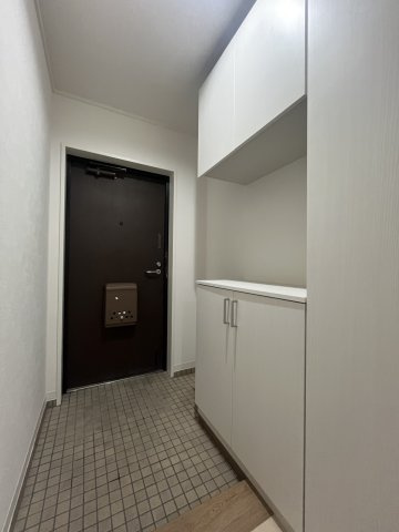 ◆令和７年１月リフォーム済み３ＬＤＫ◆南向きテラス＆専用庭◆スーパー徒歩５分◆サンルシエル山科西野の玄関|玄関