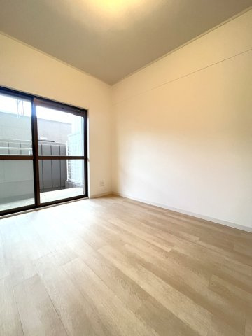 ◆ペット飼育可◆リフォーム済３ＬＤＫ◆南向きテラス＆専用庭◆スーパー徒歩５分◆サンルシエル山科西野の洋室|洋室