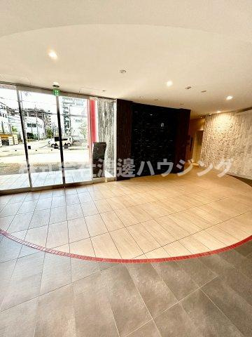 セレニテ江坂ルフレのエントランス