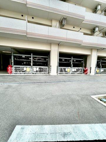 セレニテ江坂ルフレの駐車場