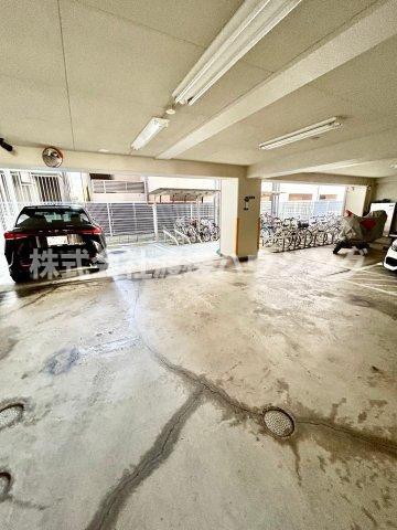 第13関根マンションの駐車場