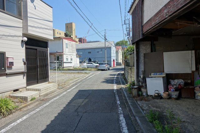 高崎市四ツ谷町　中古住宅の前面道路含む現地写真