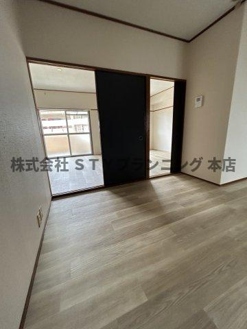 仲介手数料０円！ロイヤルマンションの居間・リビング