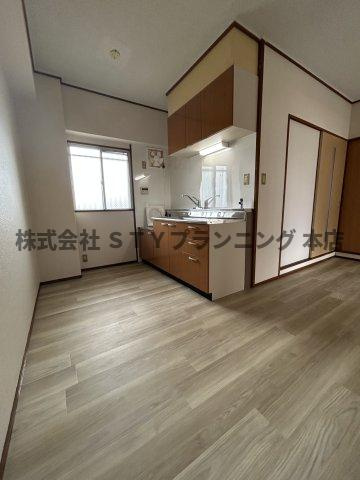 仲介手数料０円！ロイヤルマンションの居間・リビング