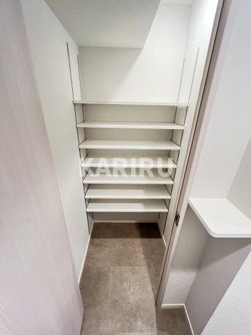 スプランディッド城東関目の玄関|偶数階のカラーです