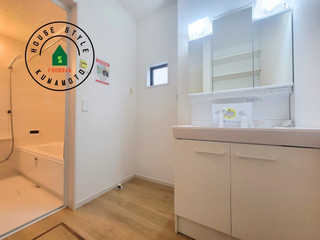 熊本市西区上代7丁目第1-2棟（2号棟）　の脱衣所|ゆとりの洗面スペースで朝の身支度もスムーズに。暮らしを快適に変えるシャワー付洗面台です！