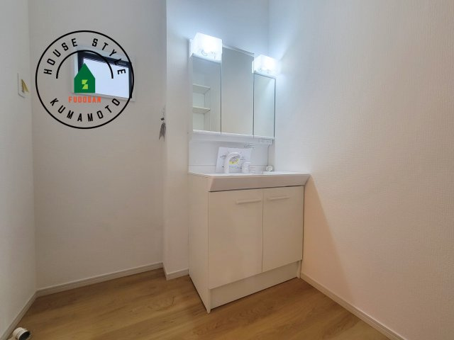 熊本市西区上代7丁目第1-2棟（2号棟）　の独立洗面台|毎日使うものだから清潔な空間を保ちたい水回り。洗面にはそんな願いを解消させてくれる収納アイデアが満載です。三面鏡の裏側にはキャビネットが現れ小物から背の高い物まで収納できます。