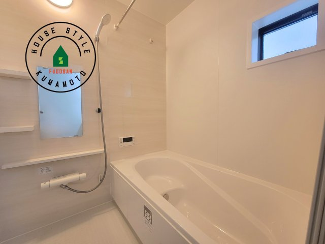 熊本市西区上代7丁目第1-2棟（2号棟）　の浴室|1日の疲れを癒してくれる広々バスルーム。雨の日のお洗濯にも大活躍な浴室乾燥機付です！