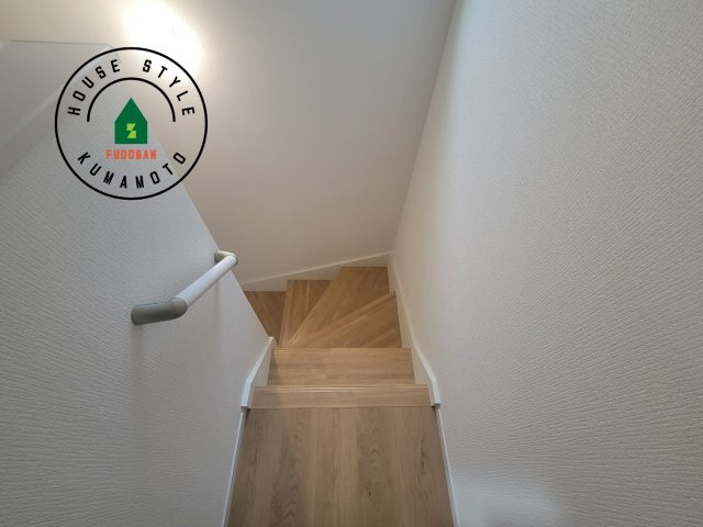 熊本市西区上代7丁目第1-2棟（2号棟）　の内装|＜手すり付階段＞手すりがないと階段の昇り降りで危険なことはもちろん、壁に手をつきながら歩くことで壁紙が汚れやすくなります。すべての方に快適に昇り降りしていただくため、手すりを設置しました。