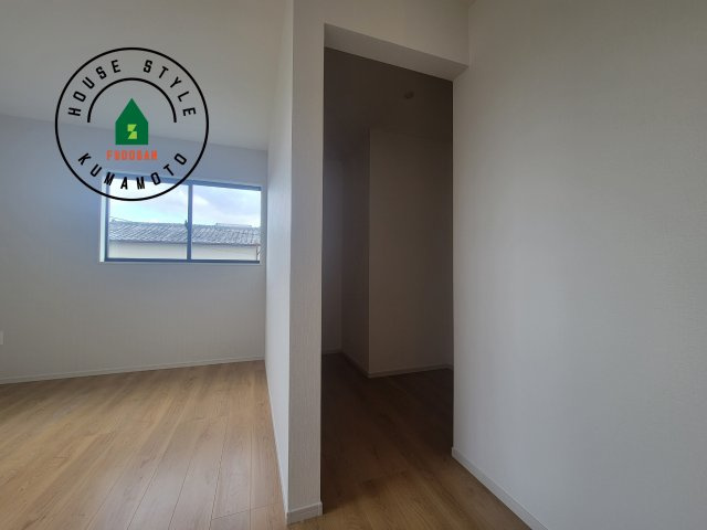 熊本市西区上代7丁目第1-2棟（2号棟）　の収納|洋服や大きな荷物が多い方や人数の多いご家族などは、一般的なクローゼットよりもウォークインクローゼットのほうが使い勝手が良いです。