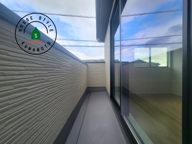 熊本市西区上代7丁目第1-2棟（2号棟）　のバルコニー|風をしっかりと感じられるバルコニーでは、毎日が洗濯日和です。広々としているので洗濯も楽しくなるでしょうし、気分転換にバルコニーからの眺めを楽しむのもいいでしょう。