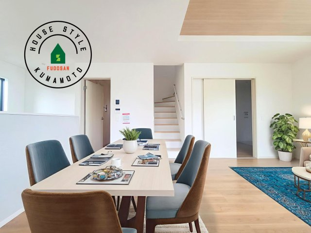 熊本市西区上代7丁目第1-2棟（2号棟）　の居間・リビング|明るく開放的なリビングダイニングは豊かな陽光が注ぎ込み、やすらぎの空間を演出してくれます。ご家族で楽しいひとときをお過ごし下さい。※家具はCGを合成したものです。