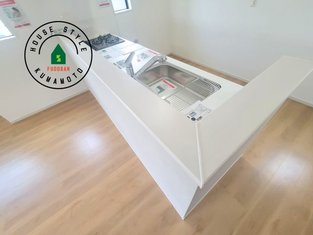 熊本市西区上代7丁目第1-2棟（2号棟）　のダイニング|キッチンから立ち込める香りが今日の料理を期待させます。