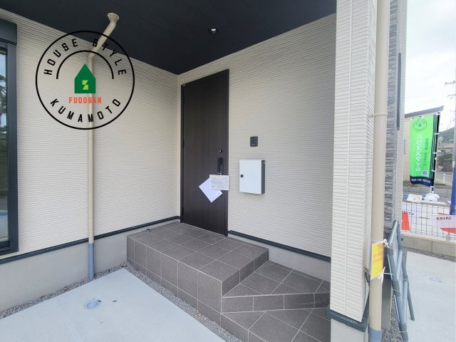 熊本市西区上代7丁目第1-2棟（2号棟）　の玄関|おでかけの時も帰った時も、「我が家」を最初に感じでもらえる素敵な空間に。