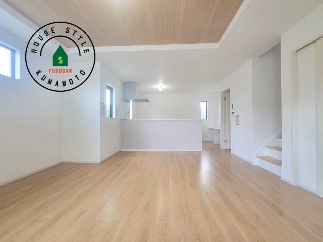 熊本市西区上代7丁目第1-2棟（2号棟）　の居間・リビング|キッチンからリビングをしっかり確認できます。家族の笑顔があふれる空間になりそうですね。