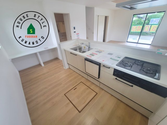 熊本市西区上代7丁目第1-2棟（2号棟）　のキッチン|ダイニングテーブルへの配膳がラクラク、お料理はかどるカウンター付きシステムキッチン！