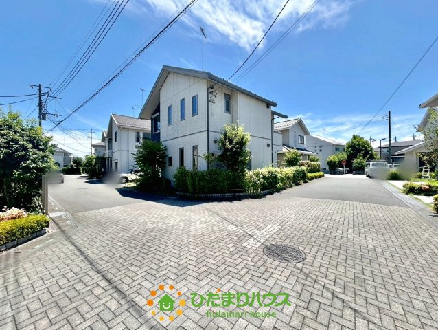 幸手市栄　中古一戸建ての前面道路含む現地写真
