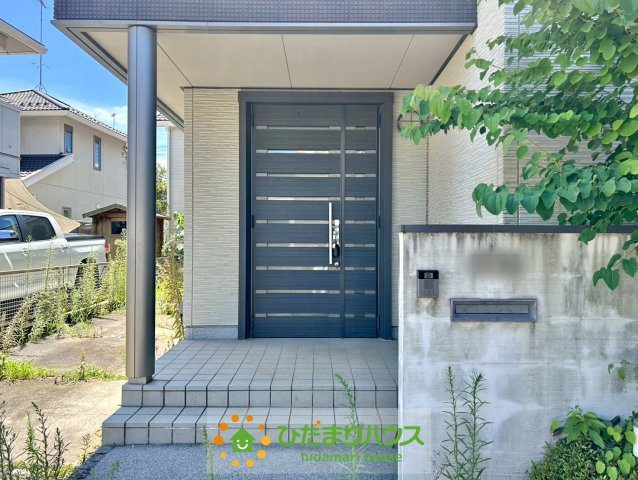 幸手市栄　中古一戸建ての玄関