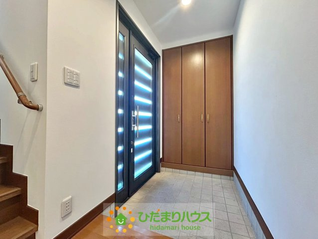 幸手市栄　中古一戸建ての玄関