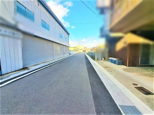 近江八幡市鷹飼町　中古戸建の前面道路含む現地写真