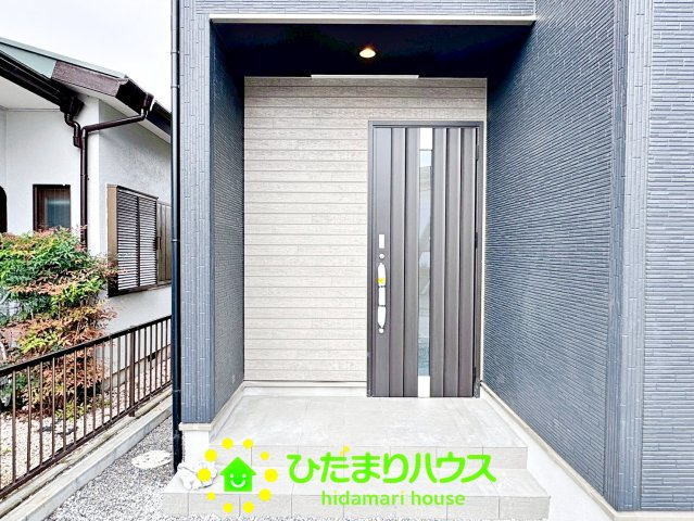 幸手市緑台２期　新築一戸建ての玄関