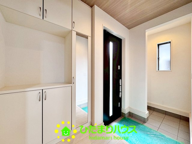 幸手市緑台２期　新築一戸建ての玄関